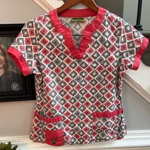 CROCS Muted Red & Gray Print Scrub Top sz XS